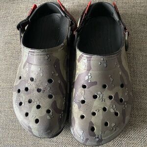 CROCS Mens Gray Camouflage Sandals